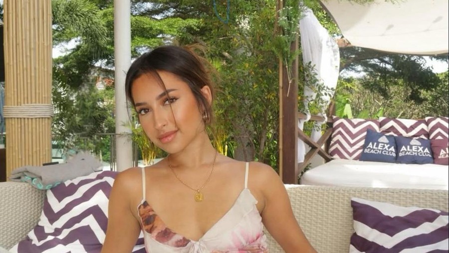 Foto liburan Jennifer Coppen