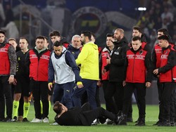 Aksi Konyol Mourinho: Cubit Hidung Pelatih Galatasaray
