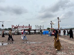 Benteng Kuto Besak Palembang Ramai Dikunjungi Wisatawan Saat Momen Lebaran