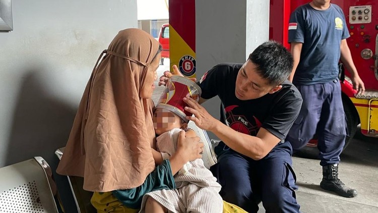Kepala Bocah Garut Nyangkut di Kaleng Biskuit Kepala Bocah Garut Nyangkut di Kaleng Biskuit