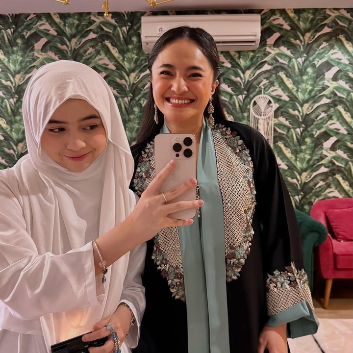 <p>Hari raya Idul Fitri menjadi waktu yang tepat menjalin silaturahmi. Momen ini juga manfaatkan oleh banyak orang untuk kumpul keluarga, termasuk para artis Tanah Air. Salah satunya adalah Marshanda yang Lebaran bersama sang putri, Sienna Ameera Kasyafani. (Foto: Instagram@marshanda99)</p>