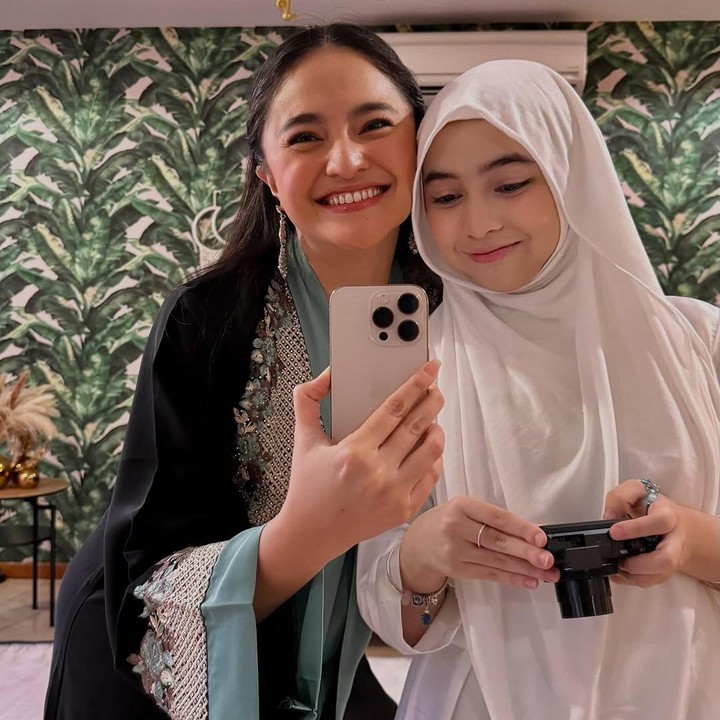 <p>Momen itu dibagikan langsung oleh Marshanda melalui beberapa foto yang diunggah di akun Instagram pribadinya. Keduanya memperlihatkan busana Lebaran dengan foto <em>mirror selfie.</em> “<em>Fit check</em> sebelum kita berangkat,” tulis Marshanda, dikutip dari laman Instagram<em> @marshanda99,</em> Kamis (3/4/2025). (Foto: Instagram@marshanda99)</p>