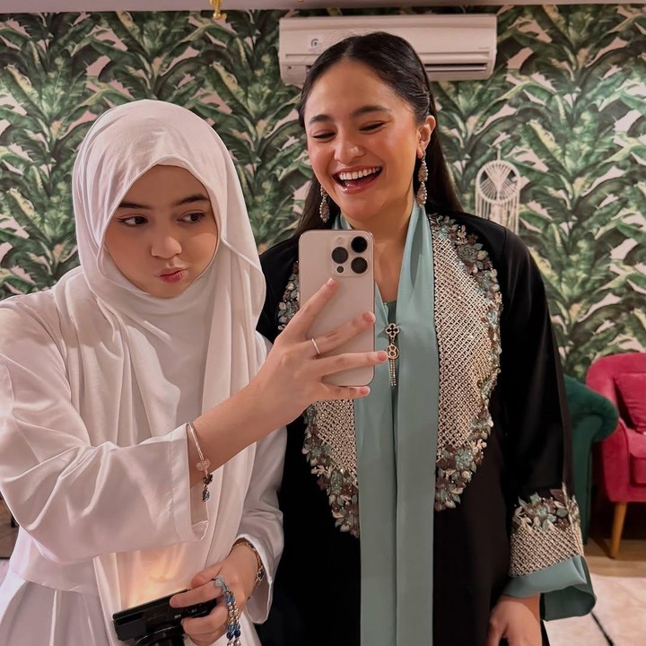 <p>Perempuan 35 tahun ini tampil cantik mengenakan gamis berwarna hitam dan hijau tosca yang dihiasi bordiran motif bunga-bunga. Sementara sang putri terlihat menawan mengenakan busana Muslim berwarna putih. (Foto: Instagram@marshanda99)</p>