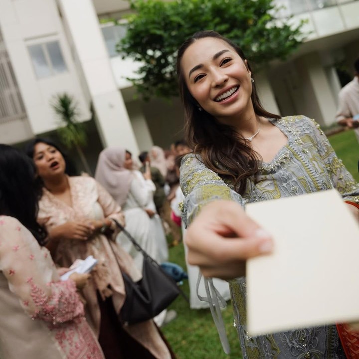 <p>Suasana Lebaran keluarga Bunda dua anak ini pun berlangsung dengan meriah. Salah satu rangkaian acaranya yang identik dengan hari raya adalah pembagian amplop THR. Nikita pun tak bisa menyembunyikan kebahagiaannya pada momen berharga ini. (Foto: Instagram@nikitawillyofficial94)</p>