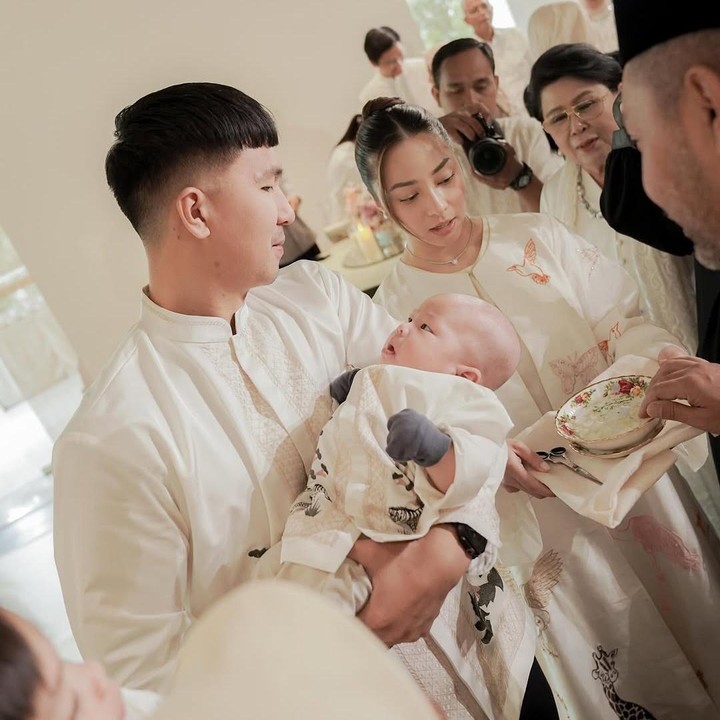 <p>Yora mengunggah beberapa foto akikah sang cucu di akun Instagram pribadinya. Terlihat pula suasana syukuran itu dihiasi dengan nuansa warna putih. “Syukuran aqiqah cucu tercinta Nael Idrissa Djokosoetono,” tulisnya, dikutip dari laman Instagram<em> @yorafebrina. </em>(Foto: Instagram@yorafebrina)</p>