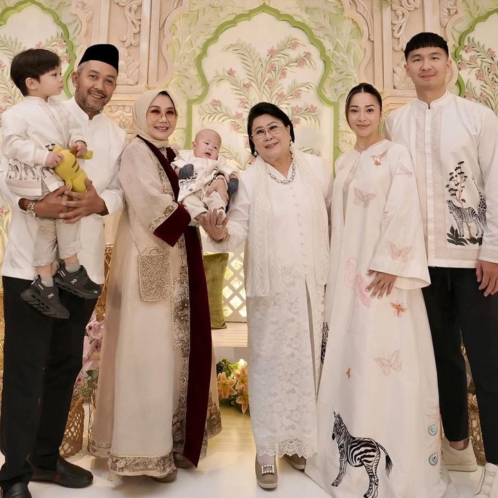 <p>Selain itu, Nikita dan sang suami, Indra Priawan, juga mengadakan acara syukuran akikah anak kedua tepat di hari kedua Lebaran. Momen itu dibagikan langsung oleh ibunda Nikita, Yora Febrina. (Foto: Instagram@yorafebrina)</p>