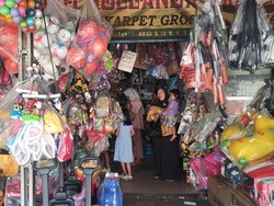 Warga Belanja Mainan di Pasar Gembrong Usai Anaknya dapat THR