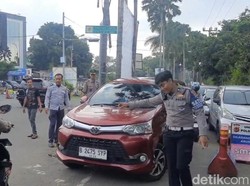 Mobil-mobil Arah Puncak Diputar Balik Petugas saat One Way Arah Jakarta