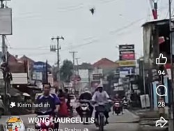 Heboh Paralayang Cari Tempat Mendarat di Indramayu