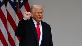 Donald Trump Beri Isyarat Tunda Tarif Impor Otomotif
