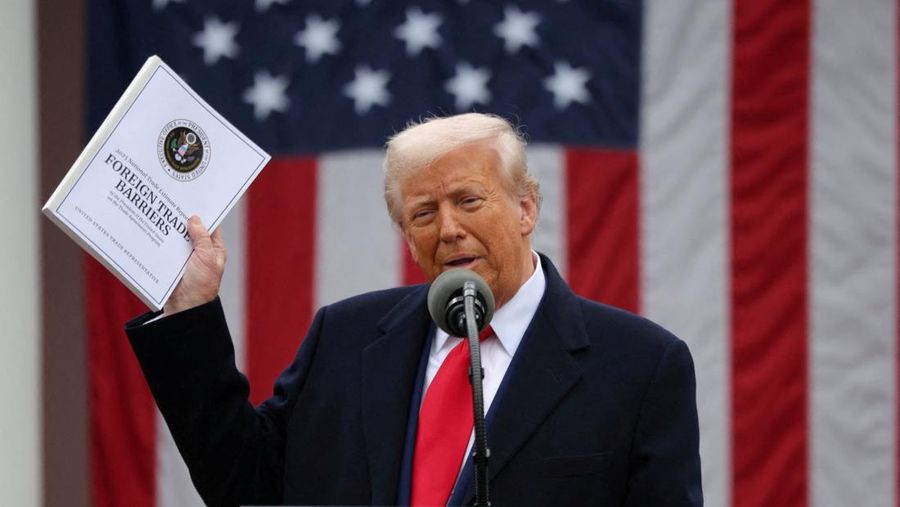 Presiden AS Donald Trump memegang dokumen