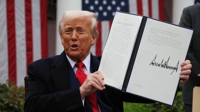 Perang Dagang AS 'Bangkit dari Kubur', Trump Naikkan Tarif Ini 200%
