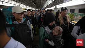 FOTO: Riuh Kedatangan dan Keberangkatan Pemudik di Stasiun Pasar Senen