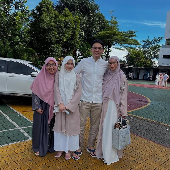 <p>Tak hanya dengan sang Bunda, Sienna juga merayakan Lebaran bersama Ayah, Ben Kasyafani, dan ibu sambungnya, Ines. “Taqobalallahu mina waminkum.. Teman-teman maaf lahir batin ya,” tulis Ben, dikutip dari laman Instagram<em> @benkasyafani. </em>(Foto: Instagram@benkasyafani)</p>