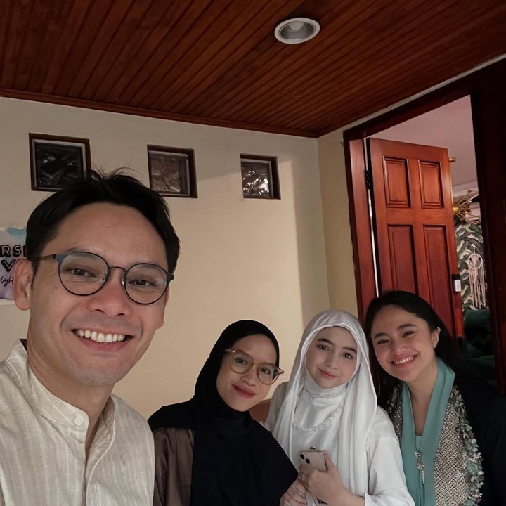 <p>Suasana Lebaran tahun ini tampaknya menambah kebahagiaan tersendiri bagi Sienna karena dapat merayakannya secara langsung bersama sang Bunda, Ayah, dan ibu sambungnya. Bahkan, mereka juga sempat mengabadikan foto bersama. (Foto: Instagram@benkasyafani)</p>