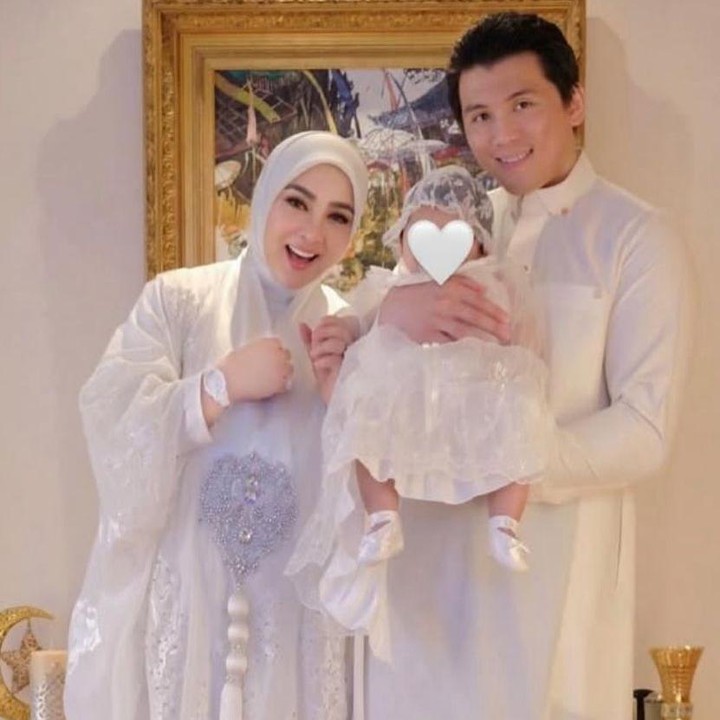 <p>Syahrini bersama Reino dan sang putri pun tampil kompak mengenakan busana Muslim yang sama, yakni bernuansa putih. “EID MUBARAK. Selamat merayakan hari yang maha agung hari yang sangat mulia untuk seluruh umat Islam di sleuruh dunia. Selamat Idul Fitri 1446 H. Mohon maaf lahir dan batin,” tulis Syahrini, dikutip dari laman Instagram <em>@princesssyahrini,</em> Kamis (3/4/2025). (Foto: Instagram@princessyahrini)</p>