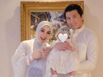 7 Potret Kegiatan Syahrini saat Lebaran di Singapura, Rayakan Ultah Ibunda hingga Ngasuh Keponakan
