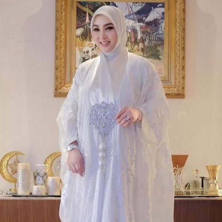 <p>Penyanyi Syahrini dan Reino Barack merayakan Idul Fitri 2025 bersama keluarga besar di Singapura. Momen itu dibagikan langsung oleh Syahrini melalui beberapa foto yang diunggah di akun Instagram pribadinya. (Foto: Instagram@princessyahrini)</p>
