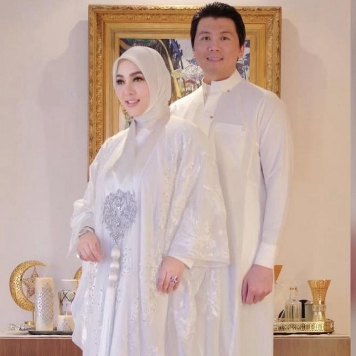 <p>Lebaran kali ini tampaknya cukup berbeda bagi Syahrini dan sang suami. Sebab, kini kebahagiaan mereka telah bertambah dengan kehadiran seorang anak perempuan yang menggemaskan, Bunda. (Foto: Instagram@princessyahrini)</p>