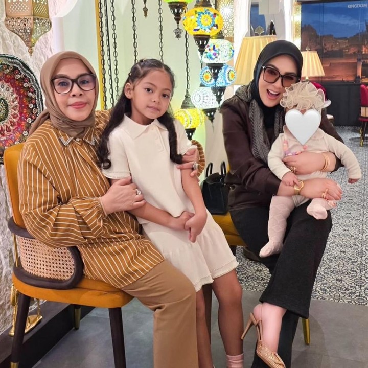 <p>Di momen ini, Syahrini juga merayakan ulang tahun sang Bunda dengan makan siang bersama. “Makan siang ulang tahun mama kami tercinta<em>, </em>1 April 2025. Yaumul Milad Mama, panjang usia bahagia dunia akhirat selalu dalam perlindungan Allah SWT,” tulis Syahrini. (Foto: Instagram@princessyahrini)</p>
