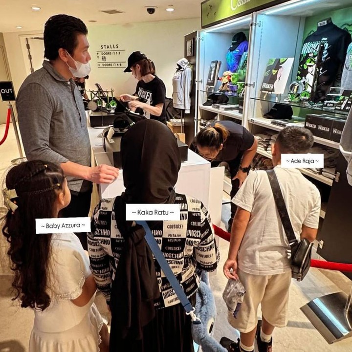 <p>Selain itu, Syahrini dan suami juga meluangkan waktu untuk mengajak keponakannya jalan-jalan di Singapura. Momen ini dibagikan langsung oleh Syahrini di Instagram Storiesnya. Terlihat sang suami yang tengah sibuk menemani keponakannya belanja. (Foto: Instagram@princessyahrini)</p>