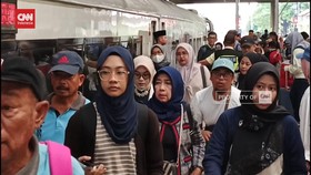 VIDEO: Ribuan Penumpang Arus Balik Lebaran Padati Stasiun Cirebon