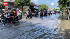 VIDEO: Jalan di Jombang Terendam Banjir, Arus Balik Terhambat