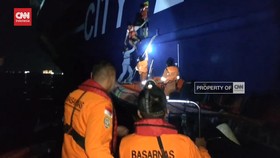 VIDEO: Lego Jangkar, KMP Mutiara Ferindo 2 Terbakar. ABK Dievakuasi