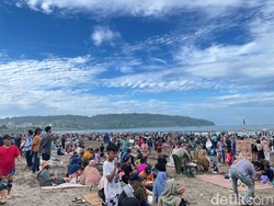 Datang ke Pangandaran Mau Lihat Pantai, Malah Lihat Orang