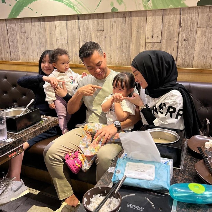 <p>Dokter yang membantu persalinan Zaskia pun mengungkapkan nama panggilan dan berat badan anak ketiga Zaskia dan sang suami, Sirajuddin. “<em>Triple </em>A (Arsila, Alia, Afla) pasti bangga, kali ini <em>extra</em> ya karena BB Afla 3,7 kg. Senang menjadi bagian dari perjalananmu sayang," tulis sang dokter. (Foto: Instagram@zaskia_gotix)</p>
