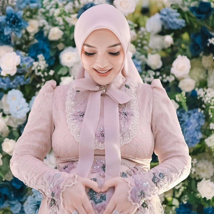 <p><em>Postingan</em> itu pun langsung dibanjiri ucapan selamat dan doa dari netizen. “MasyaAllah neng 3,7 lahiran normal, ibu hebat jga smua lahiran normal.. saya baru aja lahiran anak ke 3 juga smnggu yg lalu tapi smuanya SC. Sehat2 buat ibu dan <em>baby</em> nya,” tulis akun <em>@juwita_aisy****.</em> “Selamat teh gotik , sehat selamat mami dan <em>baby,”</em> tulis akun <em>@dyana_lely12. </em>(Foto: Instagram@zaskia_gotix)</p>