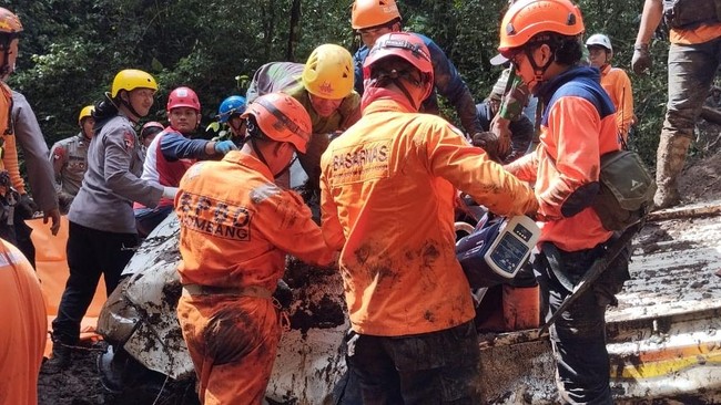 Longsor di Cangar, Mojokerto, menewaskan 10 orang. Tim SAR berhasil mengevakuasi seluruh korban, termasuk balita. Identifikasi korban sedang dilakukan.