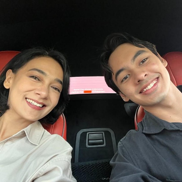<p>Keduanya terlihat berada di dalam mobil dan tersenyum ke arah kamera. Ananda tampak cantik dengan rambut pendek dan kemeja krem, sementara sang putra tampil gagah dengan kemeja hitam. (Foto: Instagram: @ananda_faturrahman)</p>