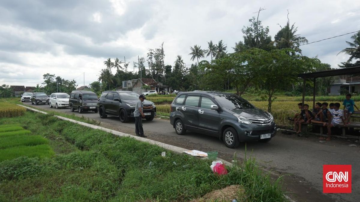 Antrean Mobil Masuk Tol Sleman Mengular ke Perkampungan Warga