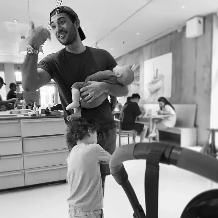 <p>Melihat dari laman Instagram-nya, Ario dan Valentine terlihat kompak mengasuh kedua anak mereka secara bergantian. Keren banget ya, Bunda! (Foto: Instagram: @bayu_ario)</p>