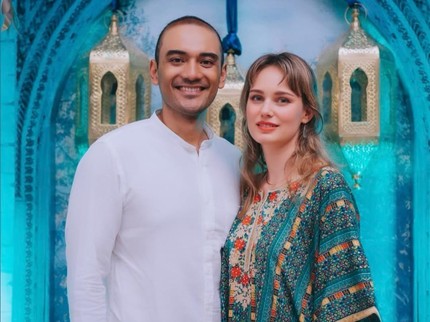 5 Potret Ario Bayu dan Istri Bule, Rayakan Lebaran hingga Kompak Urus Anak Berdua