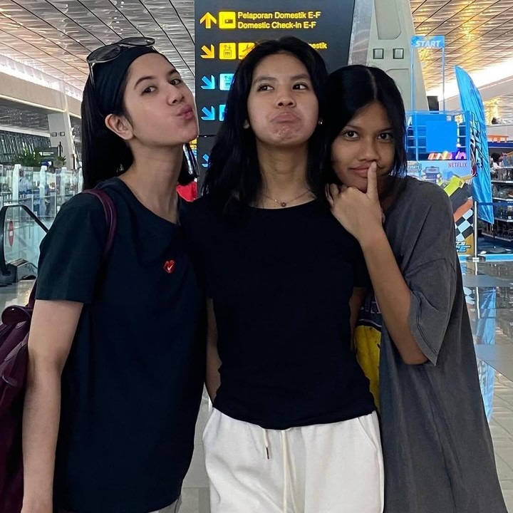 <p>Ketiga anaknya adalah Kyra Wahab, Jaimie Wahab, dan Sabine Wahab. Usia yang tidak terpaut jauh membuat ketiganya terlihat selalu kompak. (Foto: Instagram: @ariyowahab)</p>