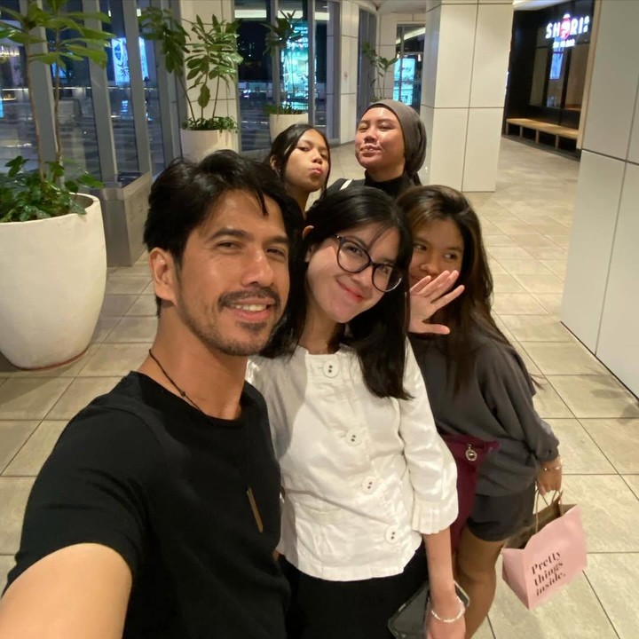 <p>"Waktu yang tepat untuk ngeluarin single <em>CINTA</em> di saat keluarga lagi lengkap, sebelum anak-anak kembali ke tempat dan aktivitasnya masing-masing. Pembahasannya enggak pernah lepas dari Cinta. <em>Thank you</em>, fam!!!" tutur Ariyo Wahab. (Foto: Instagram: @ariyowahab)</p>
