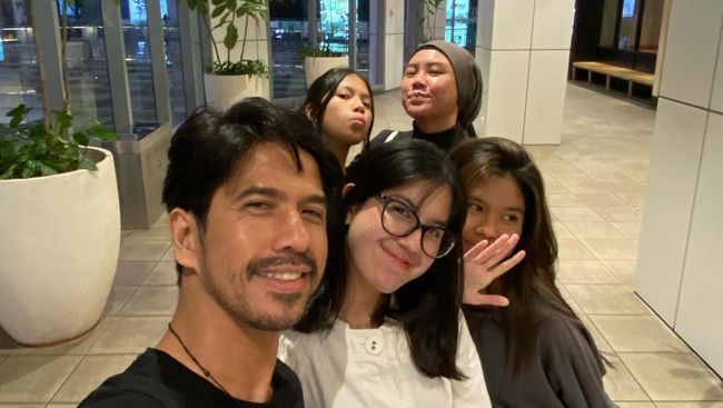 Kedekatan Ariyo Wahab dengan Ketiga Putrinya, Intip 5 Potret Kebersamaannya Bun