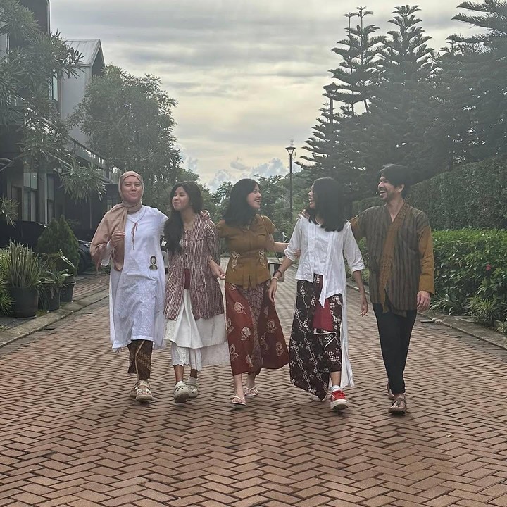 <p>Banyak netizen yang mengidolakan keluarga Ariyo, Bunda. Mereka pun mendoakan agar anak-anak Ariyo selalu sukses dalam pendidikan dan karier-nya. "Keluarga yang indah," ungkap seorang netizen. "Sukses selalu untuk anak-anak tercintanya ya," kata netizen lain dengan menyisipkan emotikon hati. (Foto: Instagram: @ariyowahab)</p>