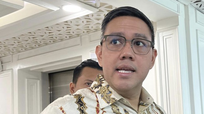 Wakil Ketua Komisi I DPR, Dave Laksono, meminta pemerintah tak gegabah memblokir akses fitur login pada Wikipedia Indonesia.