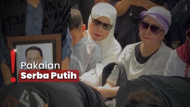 Hadiri Pemakaman, Dewi Yull Tabur Bunga di Pusara Ray Sahetapy