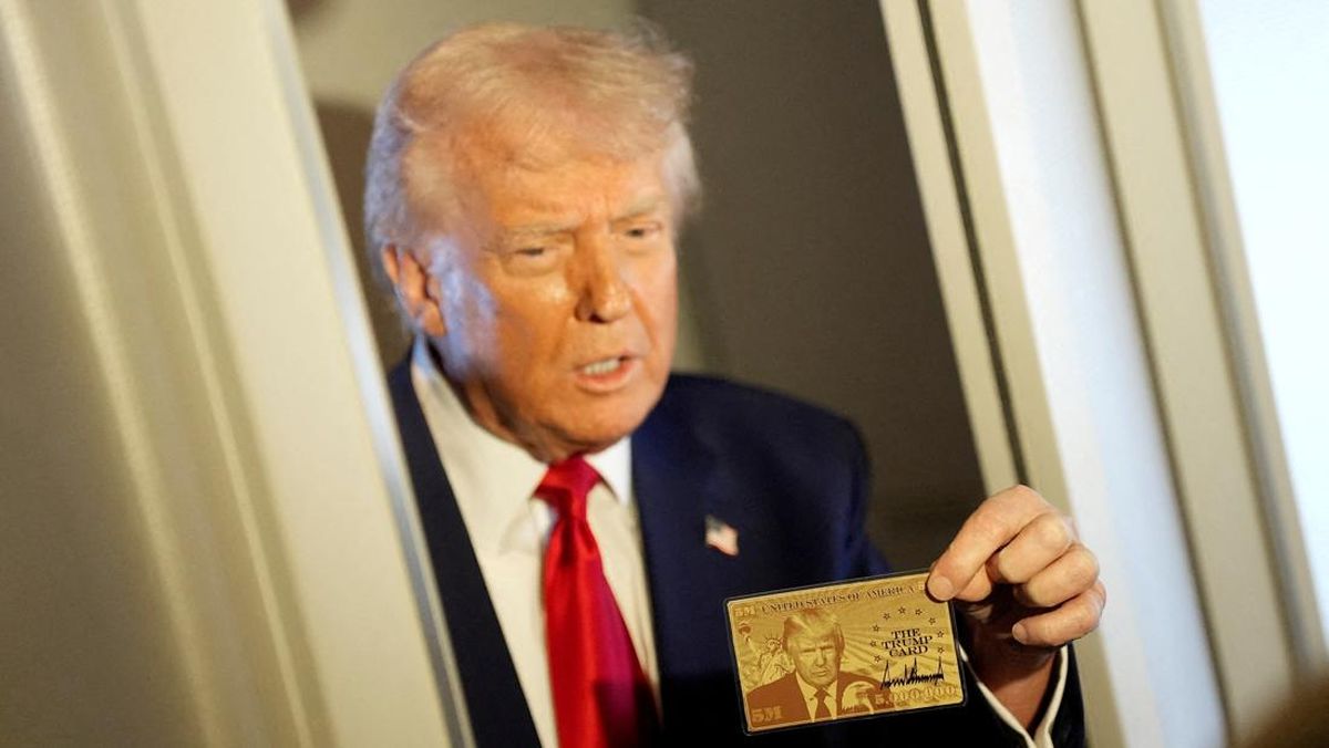 Donald Trump Pamer Kartu Emas Imigran Rp82,8 Miliar