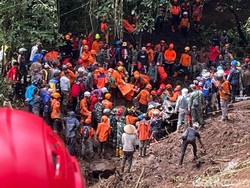 Identitas Sekeluarga Naik Innova Korban Tewas Longsor Pacet-Cangar