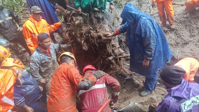 Satu korban longsor di Cangar, Mojokerto, belum dapat dievakuasi dan masih terjepit di mobil yang tertimbun material longsor.