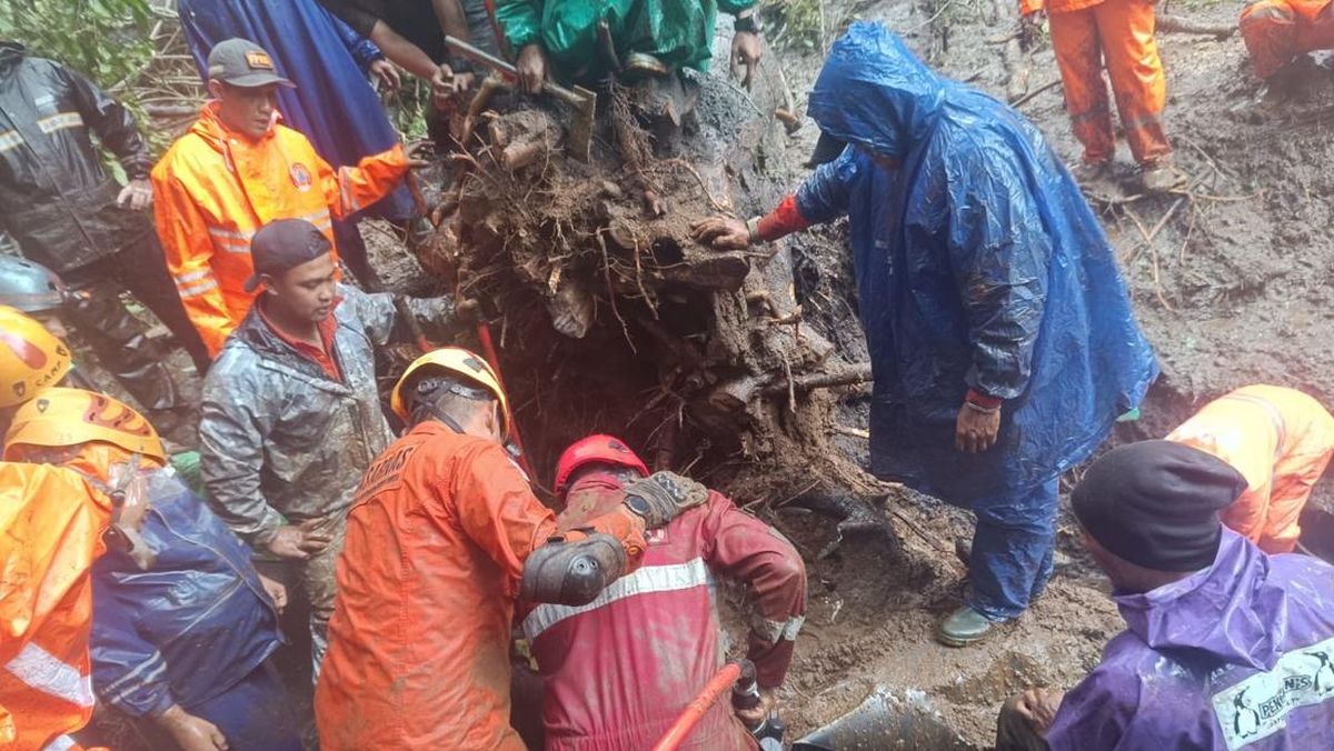 Longsor Mojokerto: 1 Korban Masih Terjepit di Mobil yang Tertimbun