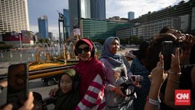 FOTO: Keliling Jakarta Naik Bus Atap Terbuka