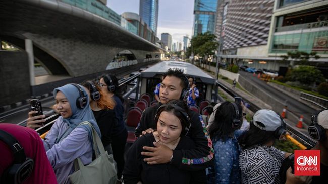 Wisata menggunakan bus atap terbuka ini menawarkan pengalaman berbeda menyusuri ikon-ikon ibu kota, lengkap dengan fasilitas edukasi dan kenyamanan premium.