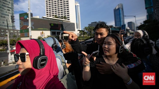 FOTO: Keliling Jakarta Naik Bus Atap Terbuka
