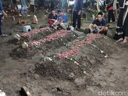 5 Jenazah Korban Longsor Pacet-Cangar Dimakamkan di 3 Liang Lahad